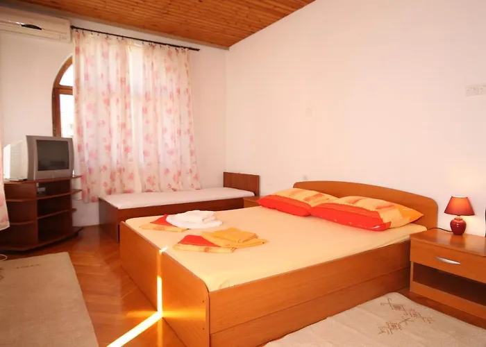 Guest house And With Parking Space - 6759 3*